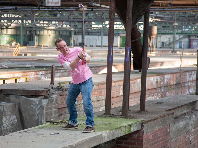Crossgolf in einer Industriehalle